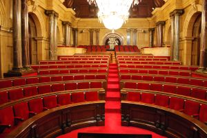 La Big Mama Montse compareix al Parlament per reivindicar la baixada de l'IVA i una reforma de la normativa de contractació dels músics