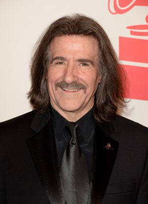 Ofrena floral a Madrid en memòria dels 2,3 milions de treballadors que moren cada any per causes laborals